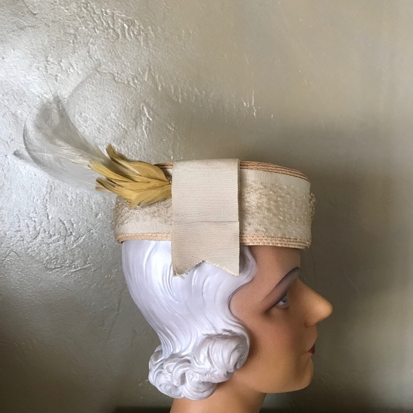 CAPTIVATING 1930s\' NATURAL COLOR STRAW TOQUE WITH GROSGRAIN TRIM + LONG FEATHERS